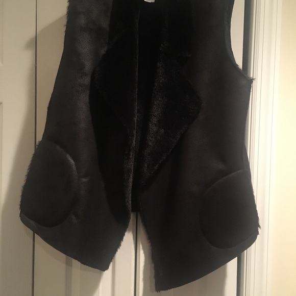 French Connection Black Winter Cozy Faux Fur Vest💙 - Picture 3 of 8